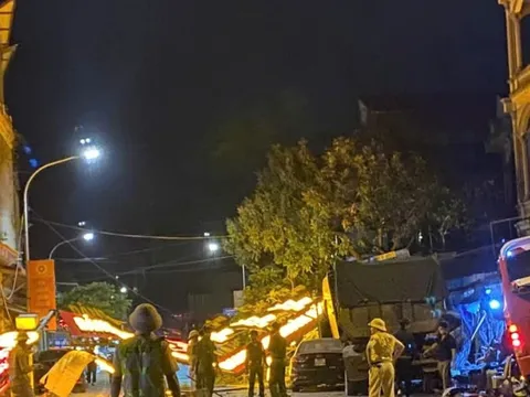 Xe đầu kéo va chạm xe khách trên Quốc lộ 1A, 21 người bị thương
