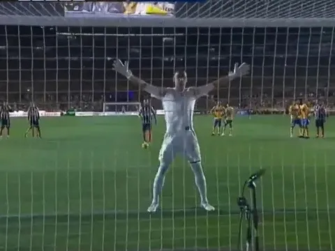 Thủ môn đối phương có hành động kỳ lạ khi Sergio Ramos sút phạt đền