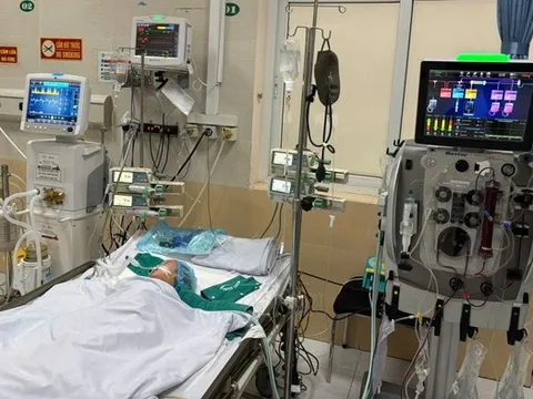 Bé 14 tháng tuổi phải lọc máu liên tục sau biến chứng tay chân miệng