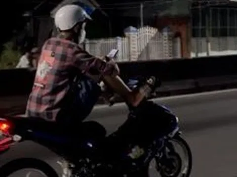 Xử phạt thanh niên khoe clip vừa lái xe bằng chân vừa xem điện thoại