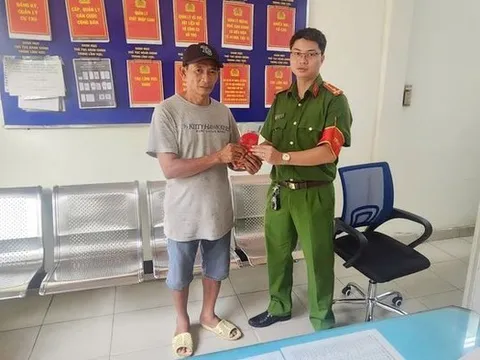 Nhặt được bao lì xì chứa 22,5 triệu đồng, người bán bánh mì đem giao nộp công an