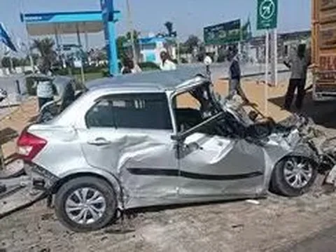 Ô tô va chạm xe tải, 5 người trong một gia đình tử vong
