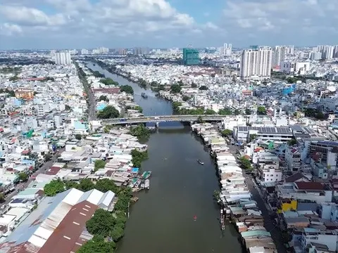 Chủ tịch Tp.HCM khảo sát việc di dời gần 15.000 hộ dân ven kênh rạch quận 8