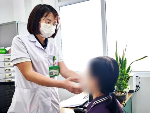 Gắp ký sinh trùng dài 10cm từ mắt người phụ nữ