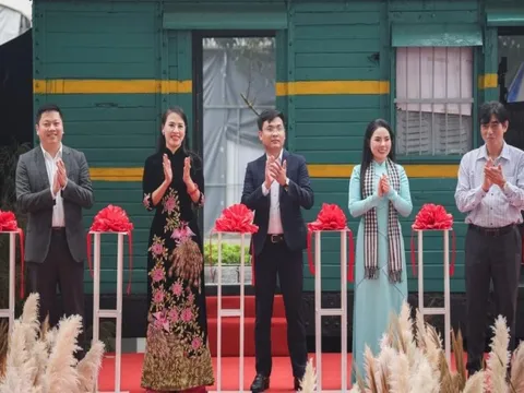 Áo dài phụ nữ Việt Nam đi qua khói lửa chiến tranh