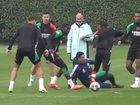 Arteta khiến CĐV Arsenal thót tim với pha vào bóng nguy hiểm với học trò