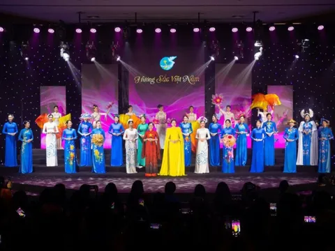 Bộ sưu tập của NTK Đỗ Trịnh Hoài Nam tỏa sáng trong 'Hương sắc Việt Nam'