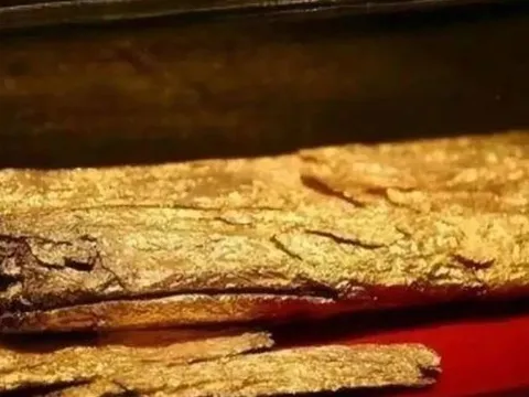 Người đàn ông mang 5,5kg vàng trao cho bảo tàng, 6 tháng sau xảy ra điều "kỳ lạ"