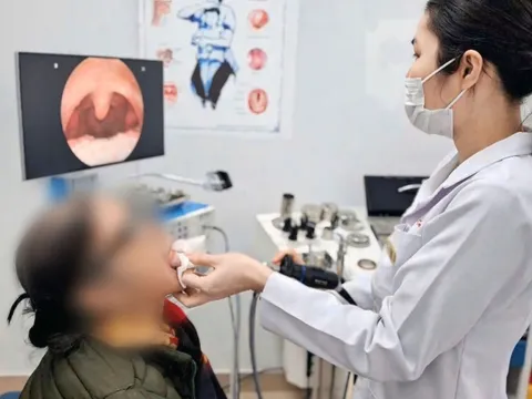 Ho kéo dài không rõ nguyên nhân, cụ bà phát hiện sợi dây kim loại mắc trong amidan