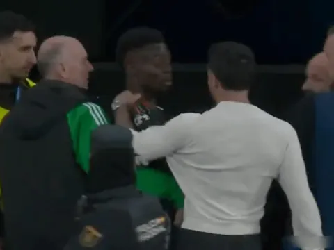 Saka của Arsenal bị cầu thủ Real Madrid túm cổ trong đường hầm
