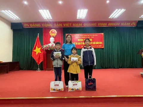 Trao yêu thương, giúp trẻ em người dân tộc vượt qua khó khăn