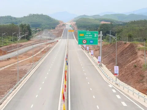 Cận cảnh cao tốc Bùng - Vạn Ninh trong ngày thông xe kỹ thuật