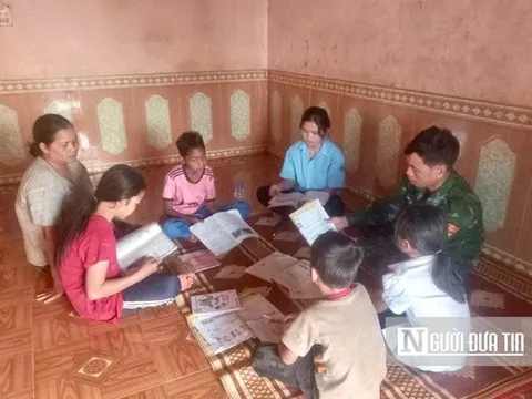 Nơi "phên dậu" Tổ quốc - Kỳ 1: Tay cầm súng, tay cầm phấn xây tương lai bằng con chữ