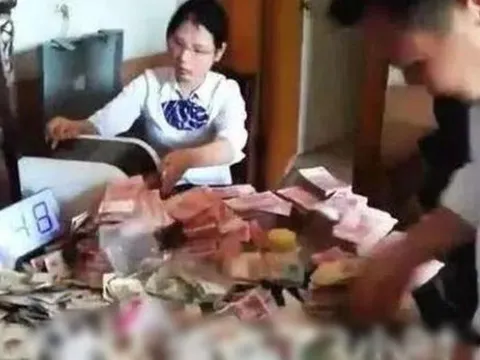 Dọn dẹp căn nhà của bà lão độc thân vừa qua đời, bất ngờ phát hiện 5 túi tiền mặt trị giá 3,4 tỷ đồng
