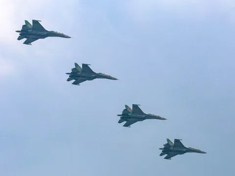 Xem máy bay của Không quân Việt Nam tập luyện trên bầu trời TPHCM