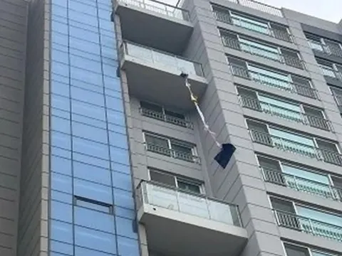 Ra ban công tưới cây, cụ bà 70 tuổi gặp "sự cố nhớ đời"