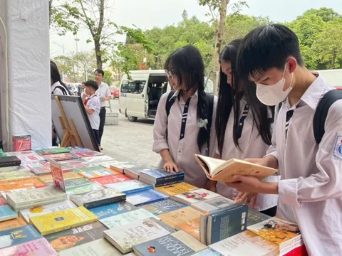 Học sinh hào hứng tham gia lễ phát động Ngày Sách và Văn hóa đọc Việt Nam
