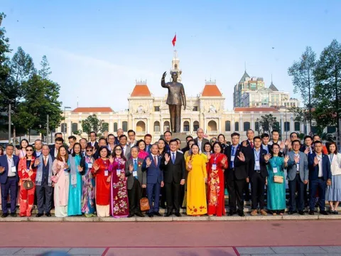 Bài 2: Khát vọng vươn xa từ kiều bào bốn phương