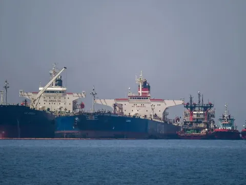 Một khách hàng lớn quay lại mua dầu Nga giảm giá