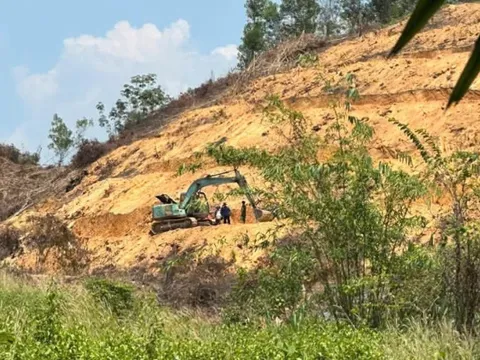 Điều tra vụ người đàn ông trượt ngã từ trên đồi, bị xe cuốc cán tử vong