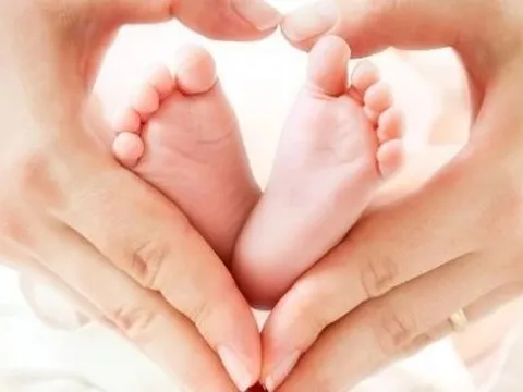 Theo quy định mới nhất, nhận con nuôi dưới 6 tháng tuổi có được hưởng chế độ thai sản?