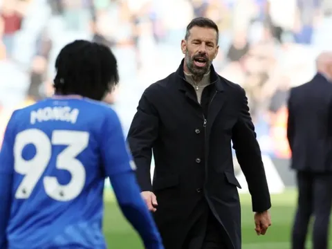 CĐV kinh ngạc trước những gì Van Nistelrooy đã làm sau khi Leicester xuống hạng