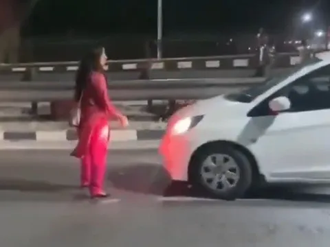 Cộng đồng mạng xôn xao clip người phụ nữ có hành động bất thường giữa đường