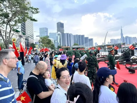 TPHCM rực rỡ cờ hoa những ngày tháng Tư lịch sử