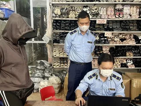 Hà Nội: Đồng loạt kiểm tra 14 điểm kinh doanh hàng hóa giả mạo nhãn hiệu tại chợ Nhà Xanh