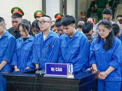 Xét xử nhóm "quái xế" tông tử vong cô gái dừng đèn đỏ