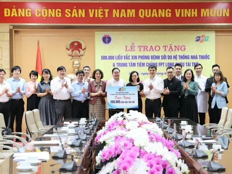 Bộ Y tế tiếp nhận 500.000 liều vắc xin sởi do FPT Long Châu trao tặng