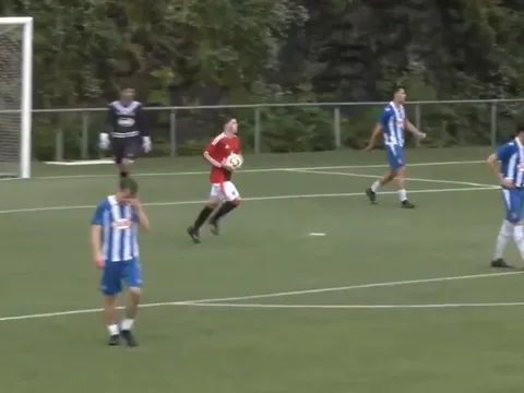 CĐV MU phát cuồng vì khả năng chơi bóng của con trai Wayne Rooney