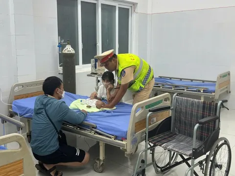 CSGT kịp thời đưa cháu bé 4 tháng tuổi nguy kịch đến bệnh viện cấp cứu