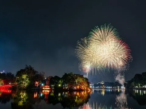 Hà Nội bắn pháo hoa tại 2 điểm chào mừng 50 năm thống nhất đất nước