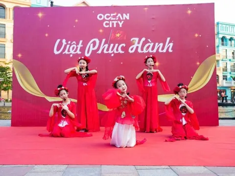 Nhóm nhạc thiếu nhi Taling tỏa sáng trong lễ hội Việt Phục Hành