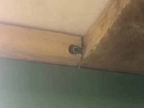 Người mẹ đơn thân sốc khi phát hiện camera quay lén trong phòng tắm