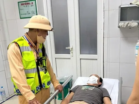 CSGT mở đường đưa bệnh nhân nguy kịch đến bệnh viện cấp cứu