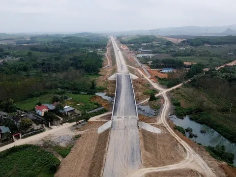 Cao tốc Vạn Ninh - Cam Lộ "bứt tốc", hứa hẹn thông xe tuyến chính đúng hẹn