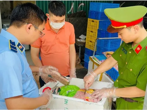 Hà Nội: Công an phát hiện, thu giữ 5-6 tấn "xiên bẩn", đồ thả lẩu "bẩn" có thể tích tụ gây ung thư