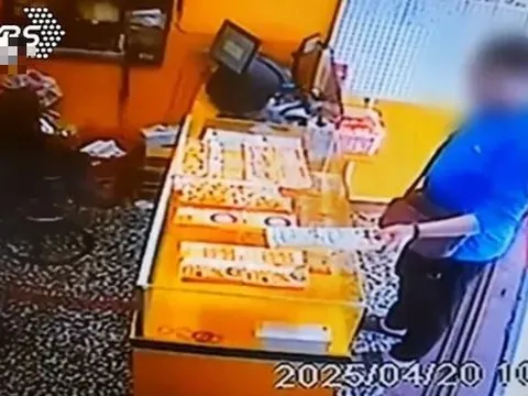 Nhờ bạn trông hộ cửa hàng xổ số, ông chủ "tái mặt" khi trở về