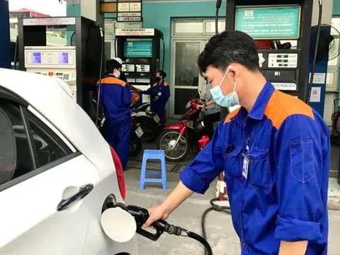 Giá xăng tăng gần 800 đồng/lít