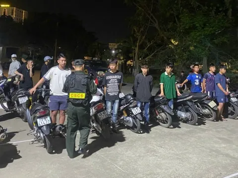 Cảnh sát hóa trang, mật phục chặn nhóm "quái xế" vi phạm giao thông