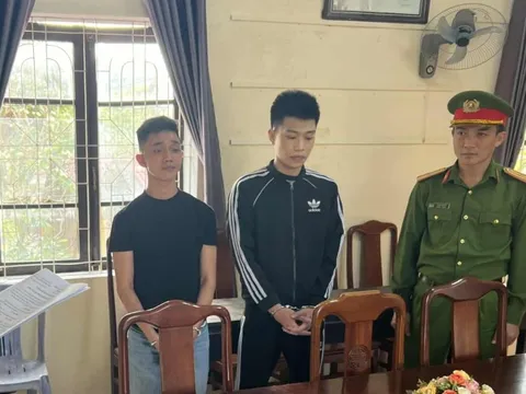 Khởi tố 2 thanh niên dùng ly uống bia ném người gây thương tích