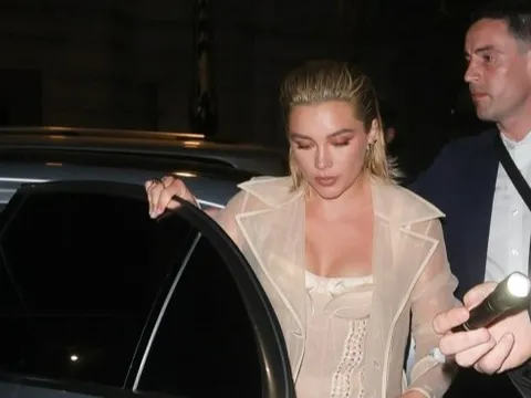 Đoàn xe chở nữ diễn viên nổi tiếng bị tấn công sau buổi ra mắt phim