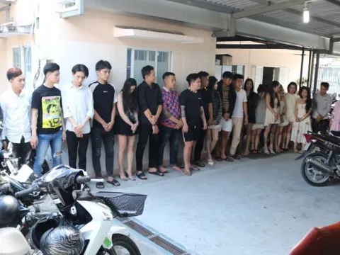 Kiểm tra quán ăn, phát hiện 25 nam thanh nữ tú dương tính với ma túy