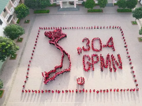 Xúc động hình ảnh hàng trăm học sinh Nghệ An xếp hình bản đồ Việt Nam