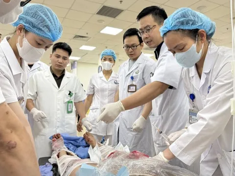 Vụ lật xe khách tại Tam Đảo: Bệnh viện Hữu Nghị Việt Đức trực tiếp hội chẩn, thăm khám nạn nhân