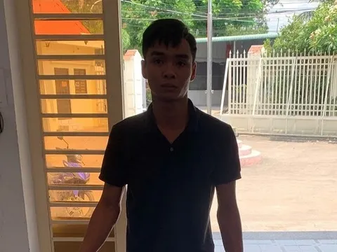 Bắt nam thanh niên cầm 2 con dao dọa chém người phụ nữ bán tôm