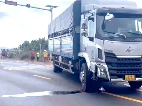 Xe máy va chạm xe tải, hai vợ chồng đi thu mua rau củ tử vong