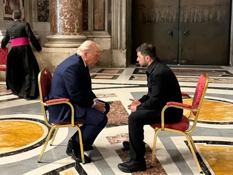 Ông Zelensky gặp ông Trump lần đầu tiên sau cuộc đụng độ tại Phòng Bầu dục